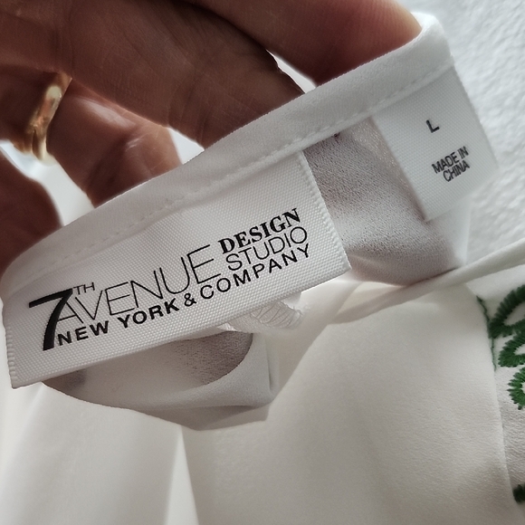 Avenue White Blouse with Green Detailing - Picture 6 of 6